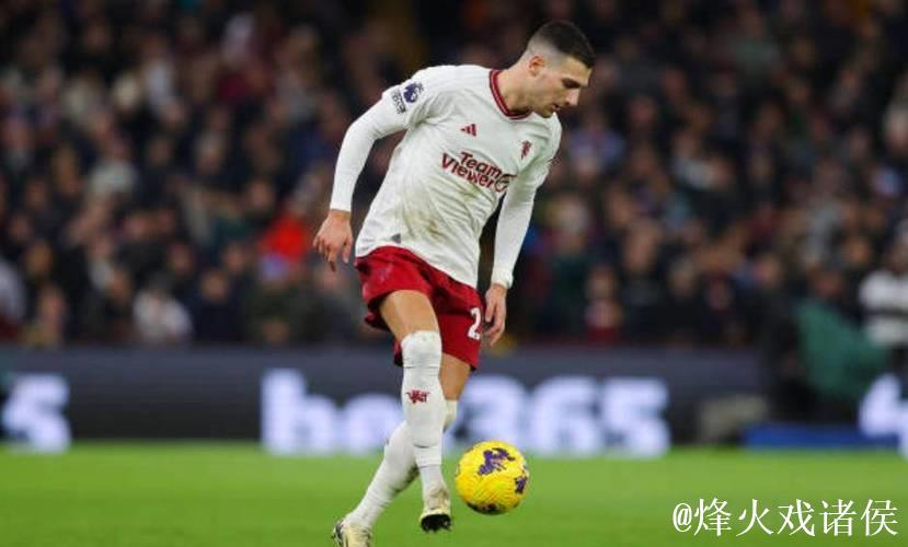 曼晚:曼联教练组给达洛特进行了一对一训练,改善其进攻站位 曼晚:曼联教练组给达洛特进行了一对一训练,改善其进攻站位